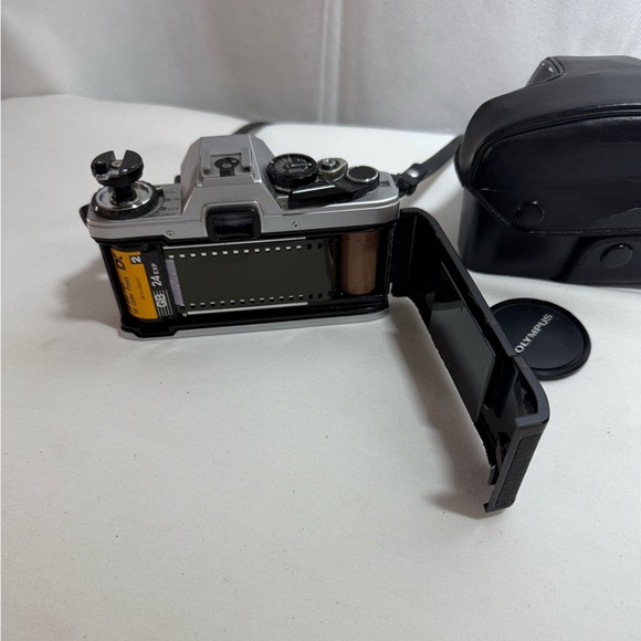 Olympus OM10 35Mm W/Zuiko Lens - Picture 10 of 15